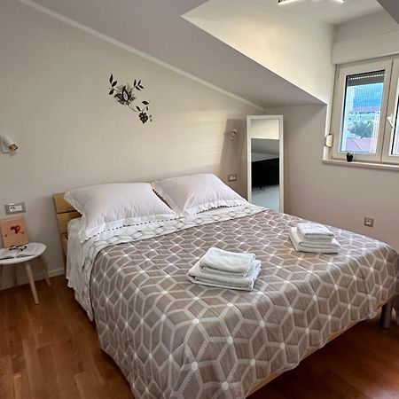 Bee House Suite - Brand New Apartment 100 M From Sea Kaštela Buitenkant foto