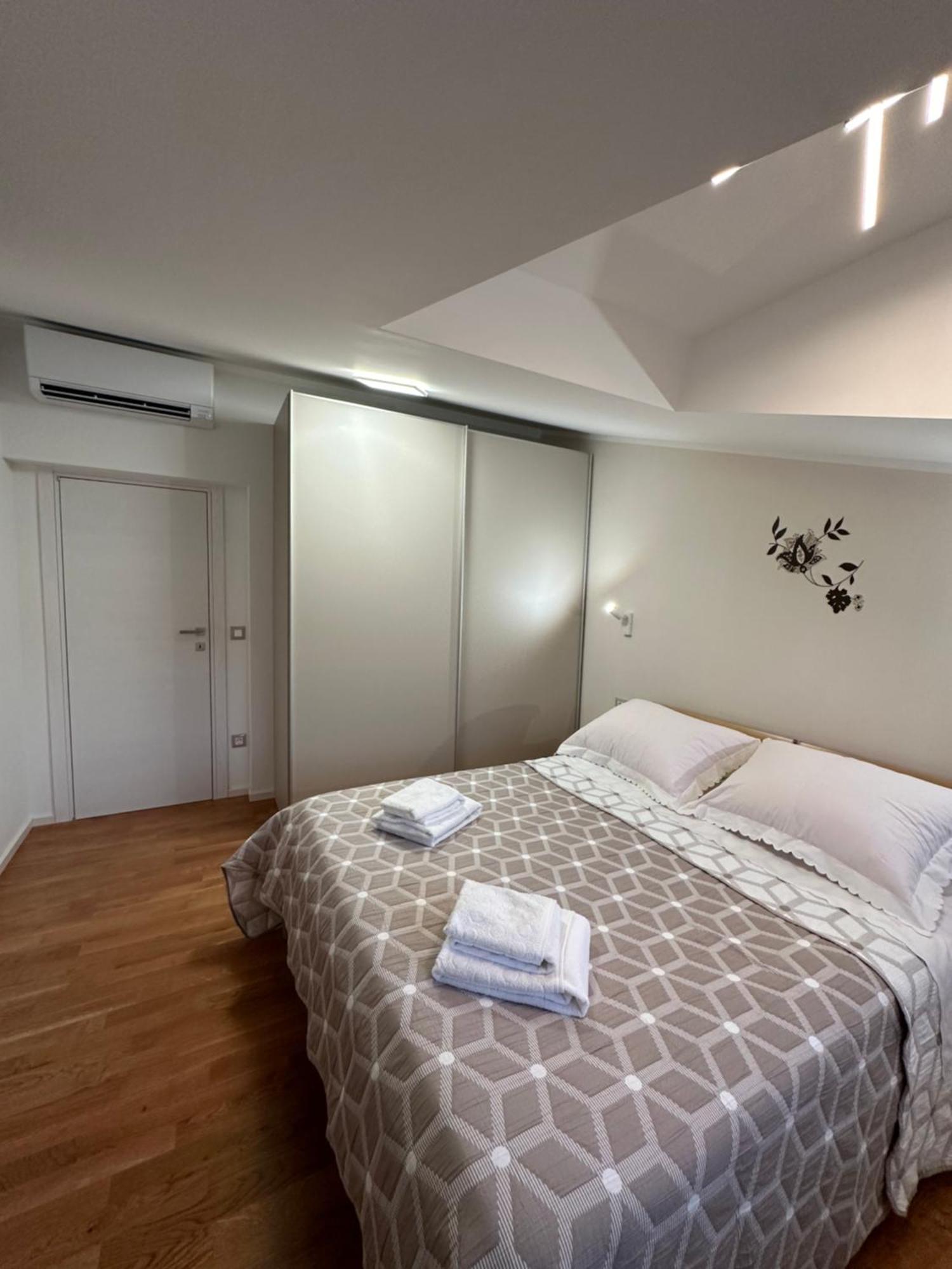 Bee House Suite - Brand New Apartment 100 M From Sea Kaštela Buitenkant foto
