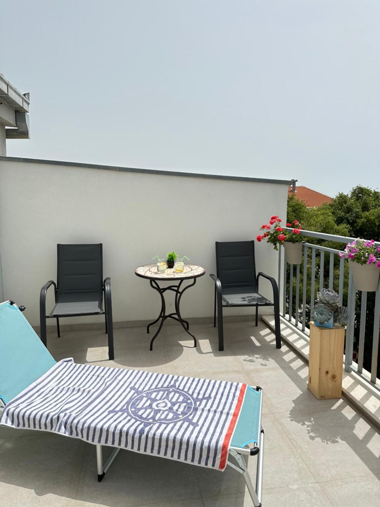Bee House Suite - Brand New Apartment 100 M From Sea Kaštela Buitenkant foto