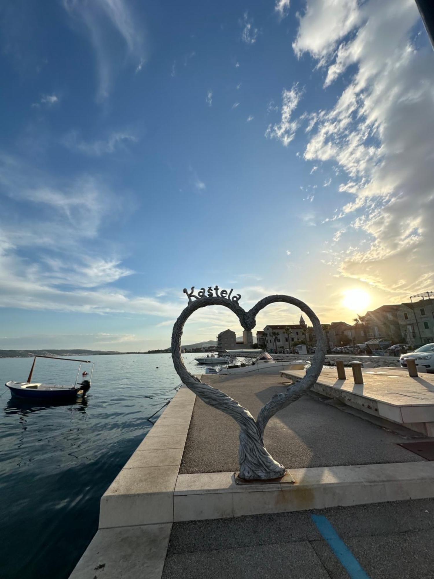 Bee House Suite - Brand New Apartment 100 M From Sea Kaštela Buitenkant foto